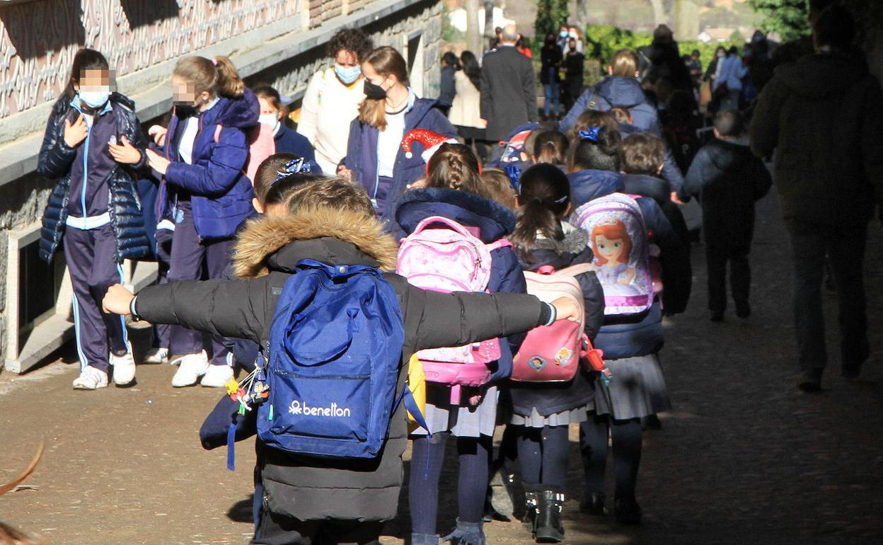 Padres recogen a sus hijos en un colegio de la capital segoviana. 