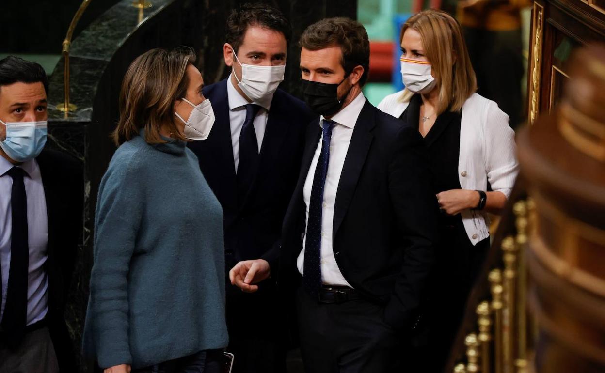 Pablo Casado conversa con su portavoz parlamentaria Cuca Gamarra tras el pleno celebrado este jueves.