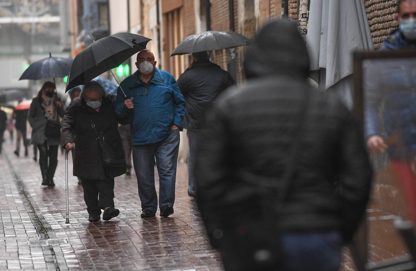 Los vallisoletanos se protegen de la lluvia que cayó sobre la ciudad a principios de diciembre