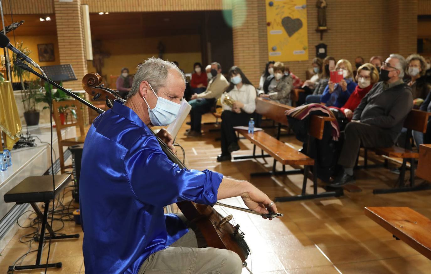 El público palentino disfruta de la actuación del artista inglés en la iglesia de San Antonio. 