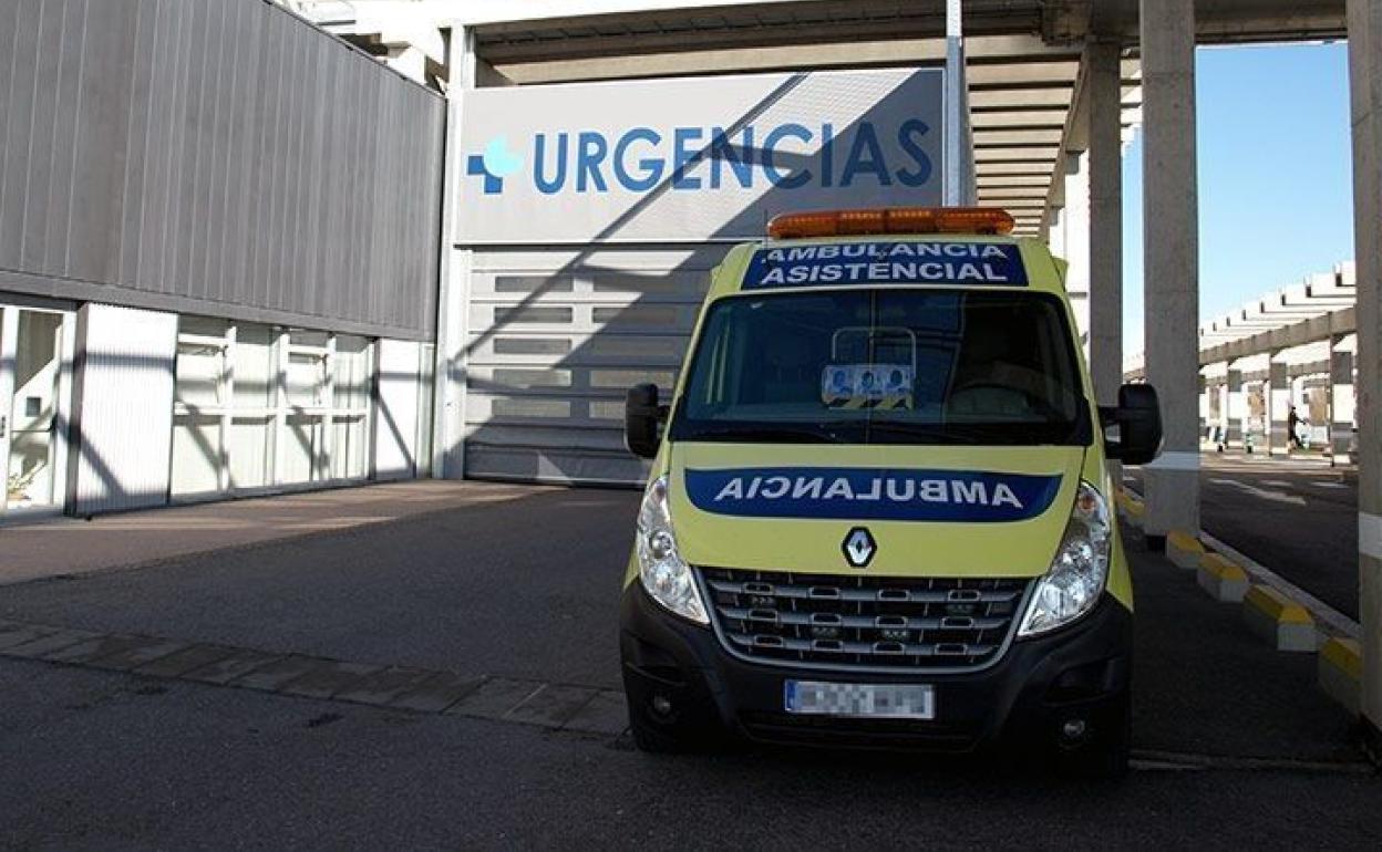 Ambulancia en urgencias del HUBU.