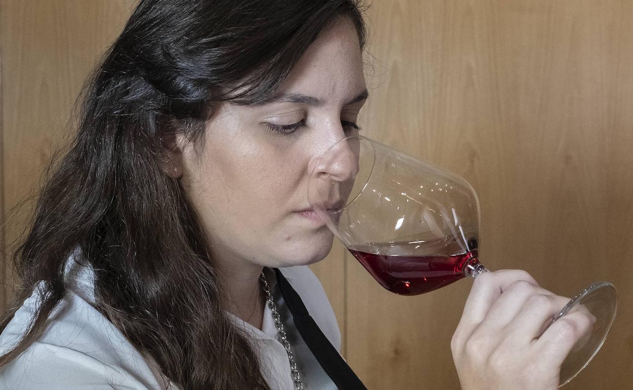 La sumiller Isabela Soares catando el rosado de Cigales.