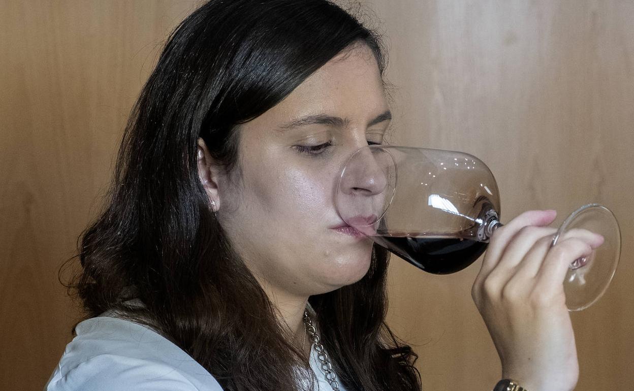 La sumiller Isabela Soares catando el rosado de Cigales.