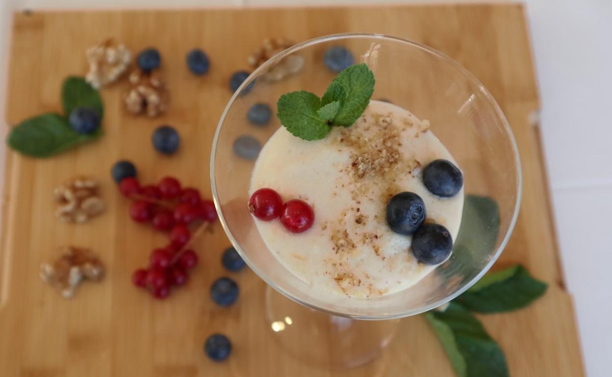 Helado casero de limón con frutos silvestres 