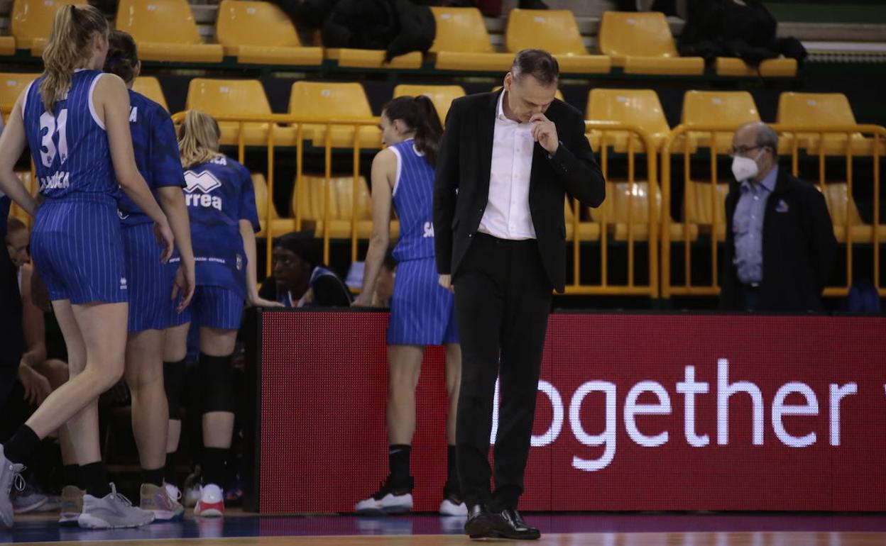 Íñiguez: «No salvo nada, es uno de los peores partidos del CB Avenida»