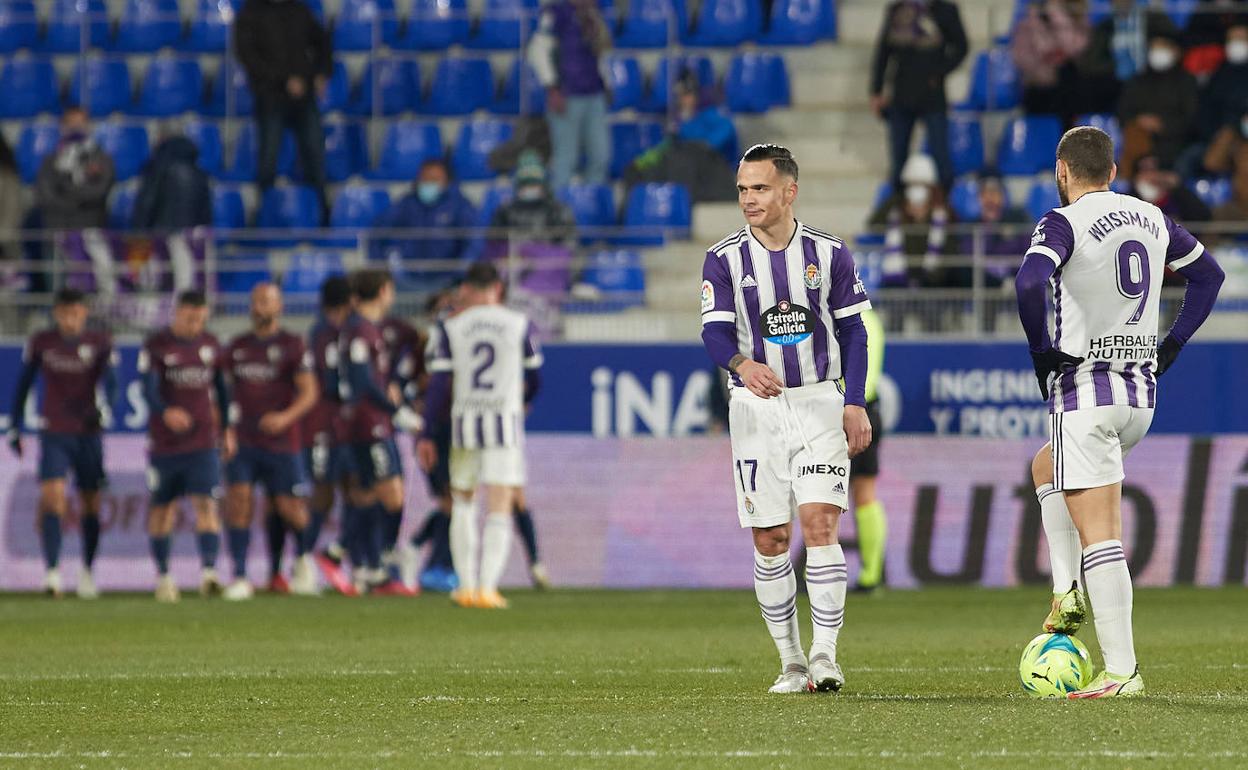 Roque Mesa y Weissman dispuestos a reanudar el partido tras un tanto del Huesca en el último partido a domicilio del Real Valladolid