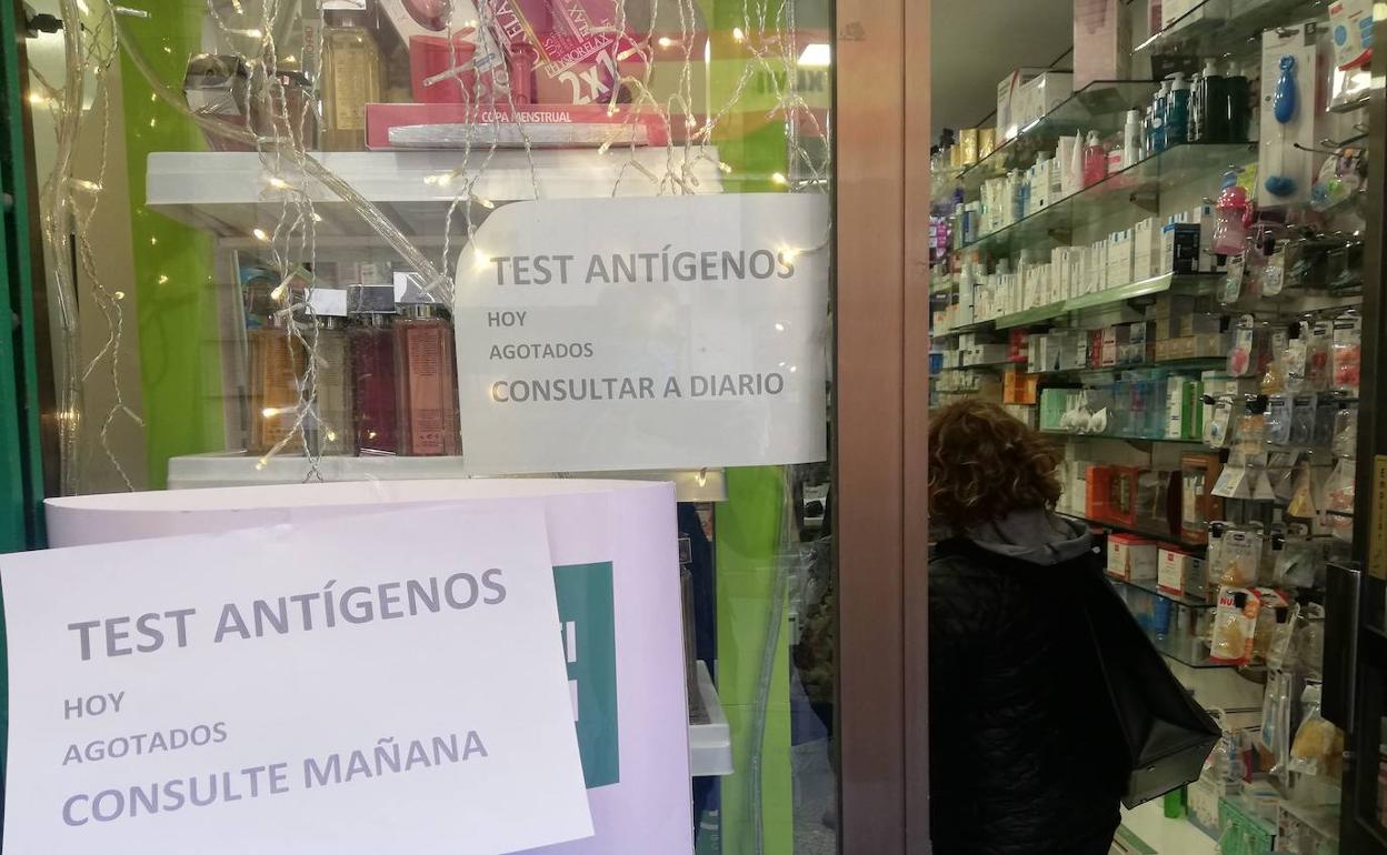 Una farmacia cuelga el cartel de que se han agotado los test de antígenos, este viernes, en Segovia. 