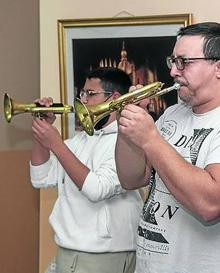 Imagen secundaria 2 - Arriba, la banda de cornetas y tambores de San José. Abajo a la izquierda, ensayos del Cristo del Mercado, y a al derecha, miembros de San Millán hace sonar sus cornetas. 