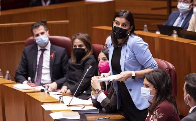 Tudanca escucha una intervención de Ana Sánchez.