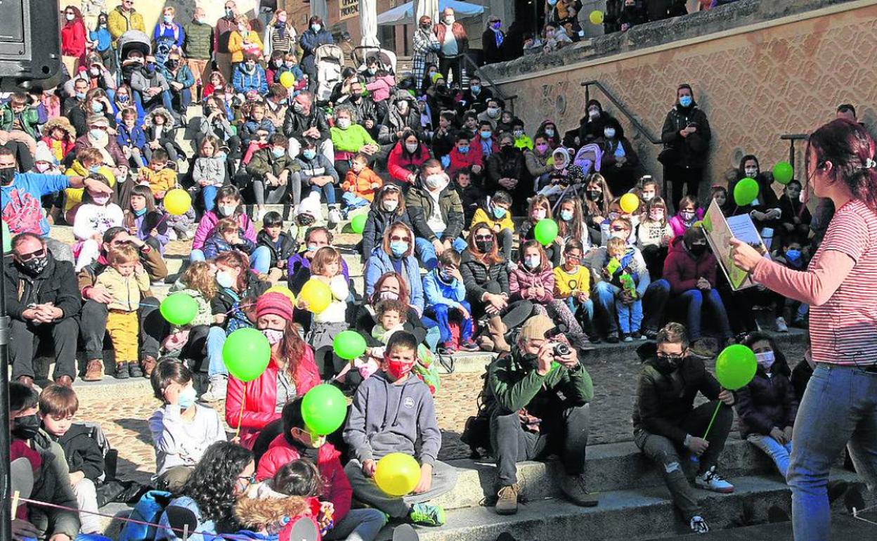 Familias con niños pequeños asisten a uno de los espectáculos solidarios de ayer en San Martín. 