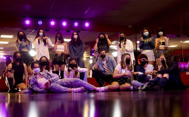 Las alumnas del curso de K-Pop de la escuela Farah Diva junto a su profesor, Omar García. 