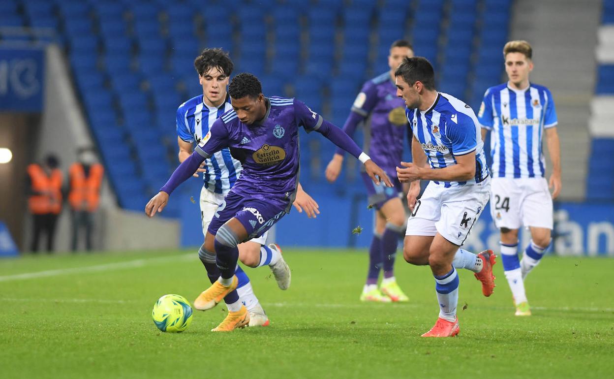 Gonzalo Plata intenta zafarse del defensor de la Real Sociedad B. 
