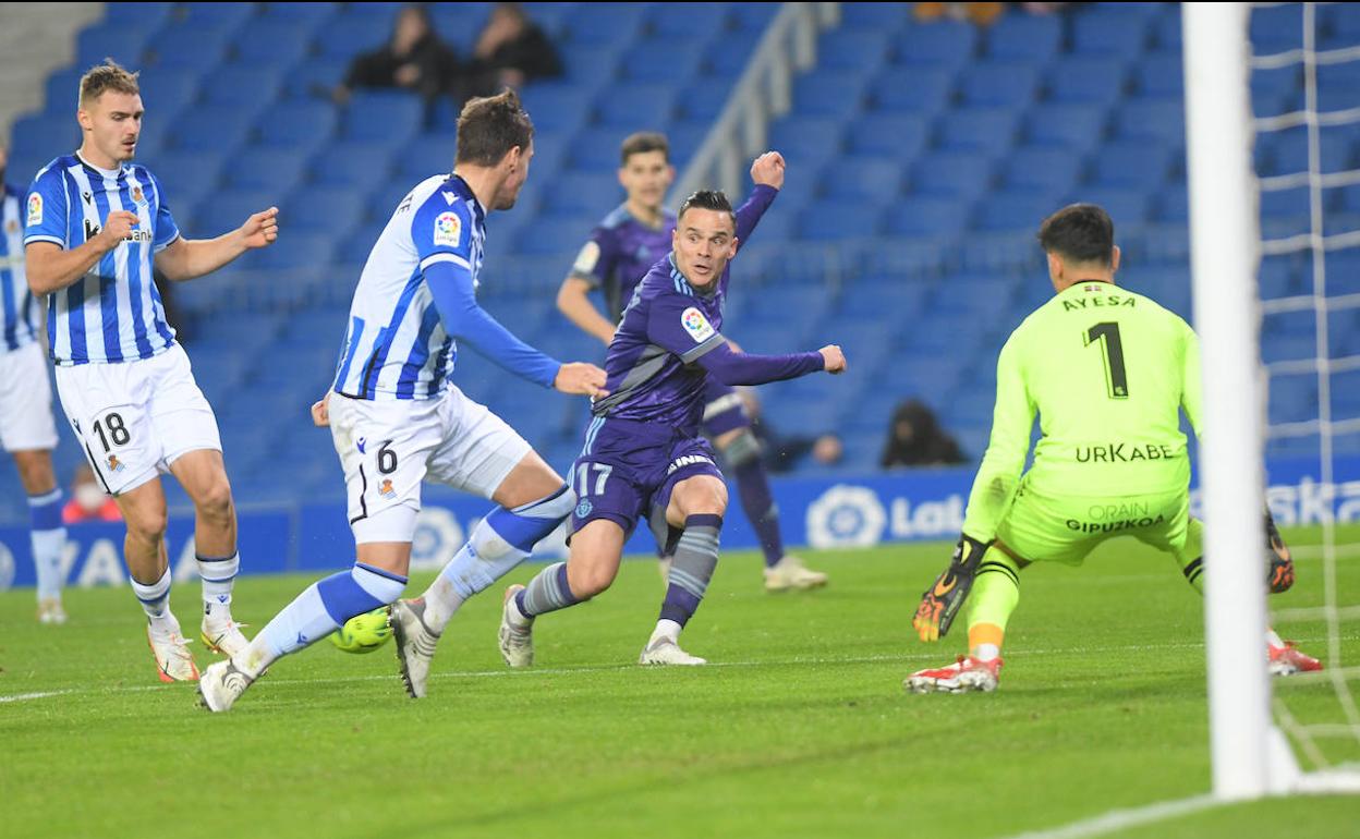 Roque Mesa pone un centro atrás dentro del área para la llegada de un compañero