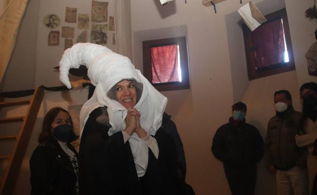 Una de las escenas con las que se encuentran los visitrantes en la nueva ruta teatralizada por el castillo de Cuéllar. 