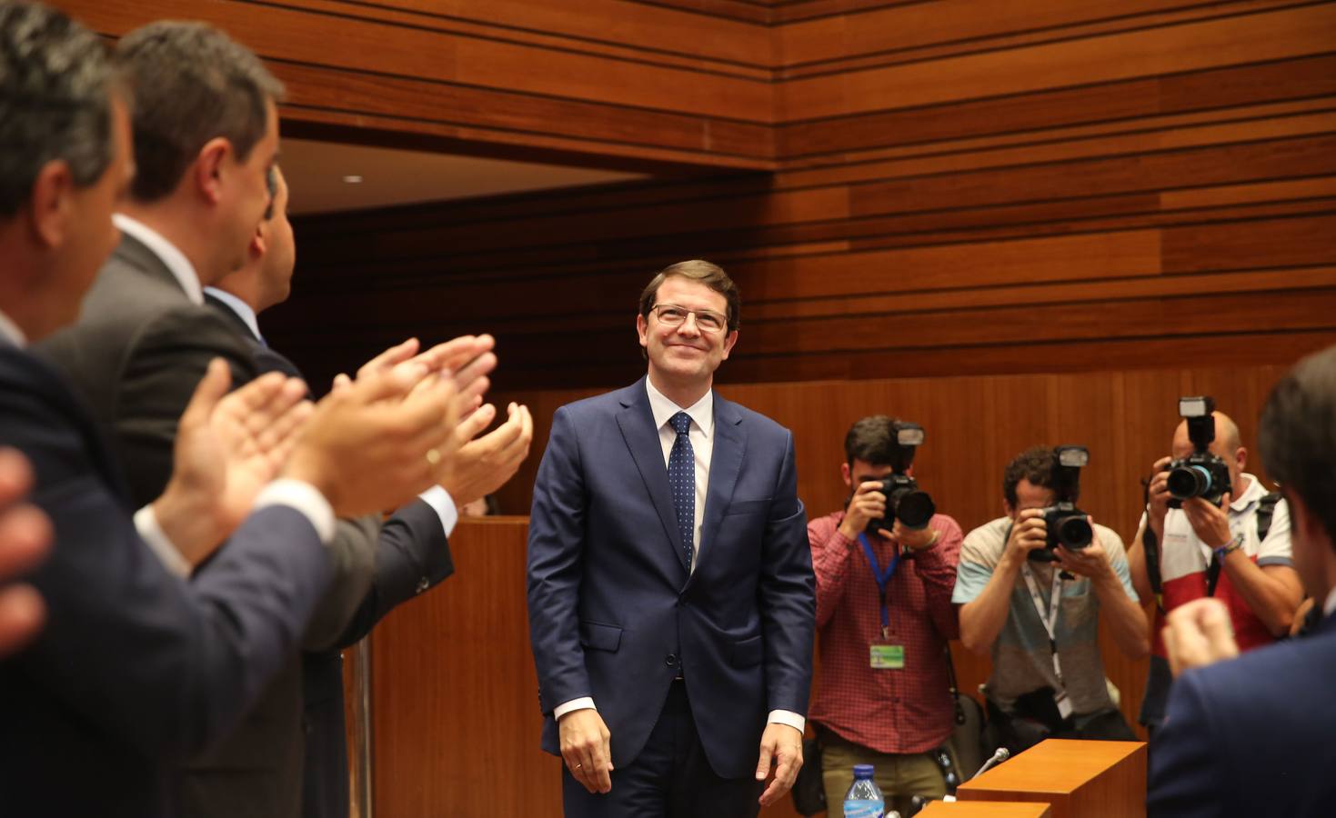 09.07.19. Alfonso Fernández Mañueco recibe el aplauso de los miembros de las Cortes tras ser elegido presidente de Castilla y León.