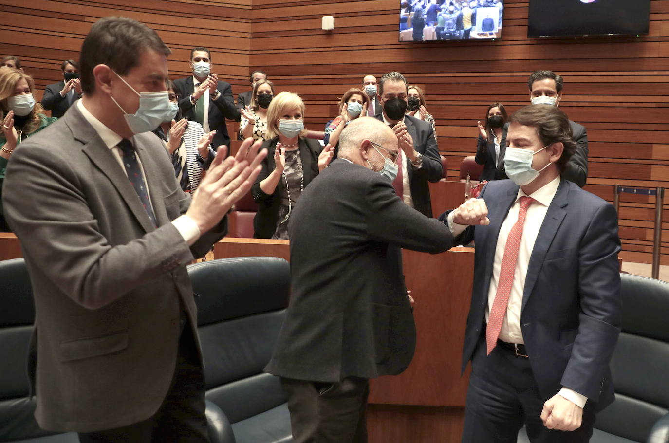 22.03.21. Francisco Igea y Alfonso Fernández Mañueco reciben el aplauso de los suyos tras conseguir abatir la moción de censura del PSOE. La iniciativa del PSOE para cambiar el Gobierno de PP-Ciudadanos en Castilla y León fracasa al lograr solo los dos votos previstos de Podemos. 