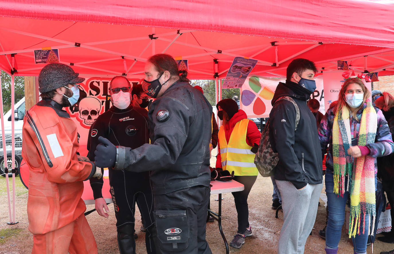 Fotos: Frío y solidario chapuzón por las asociaciones de personas con discapacidad
