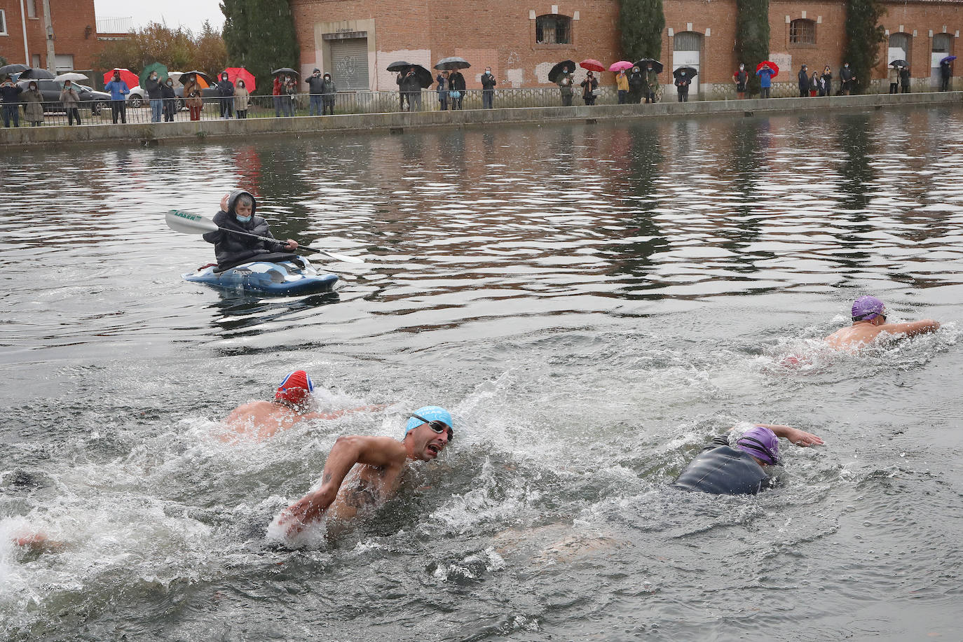 Fotos: Frío y solidario chapuzón por las asociaciones de personas con discapacidad