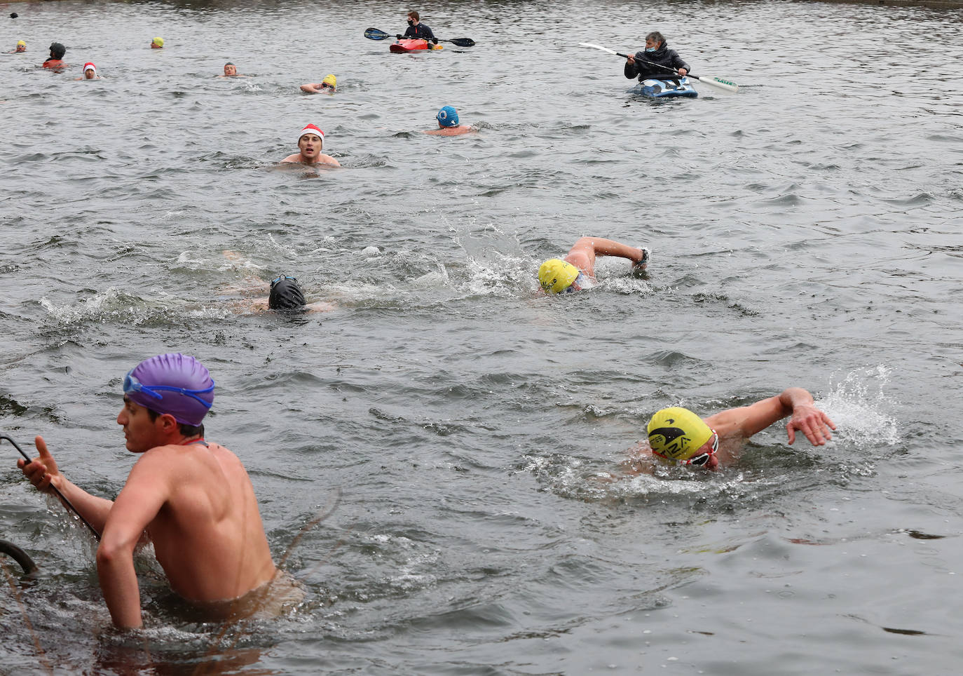 Fotos: Frío y solidario chapuzón por las asociaciones de personas con discapacidad