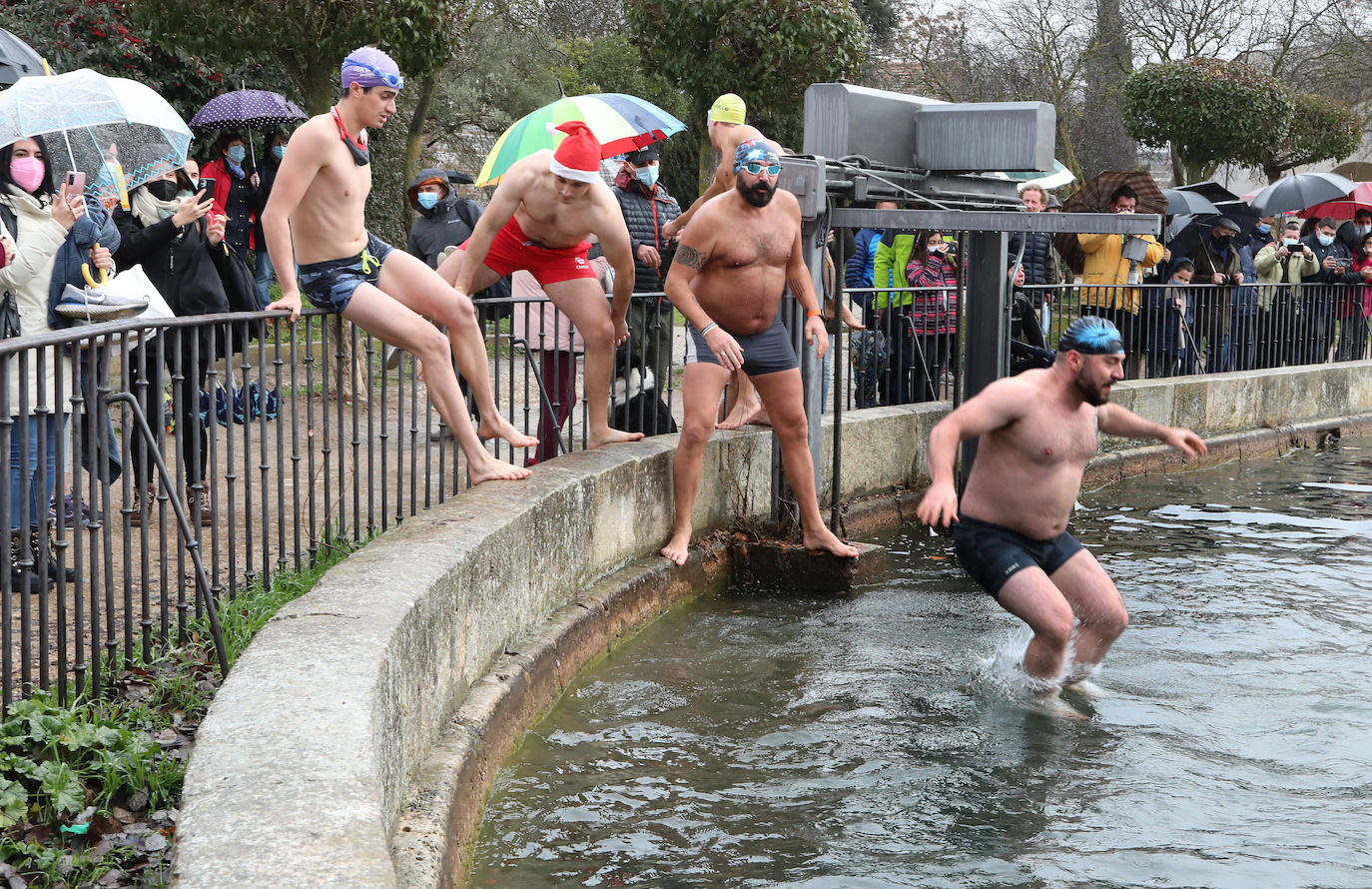 Los participantes se introducen en el agua en la Dársena del Canal de Castilla. 