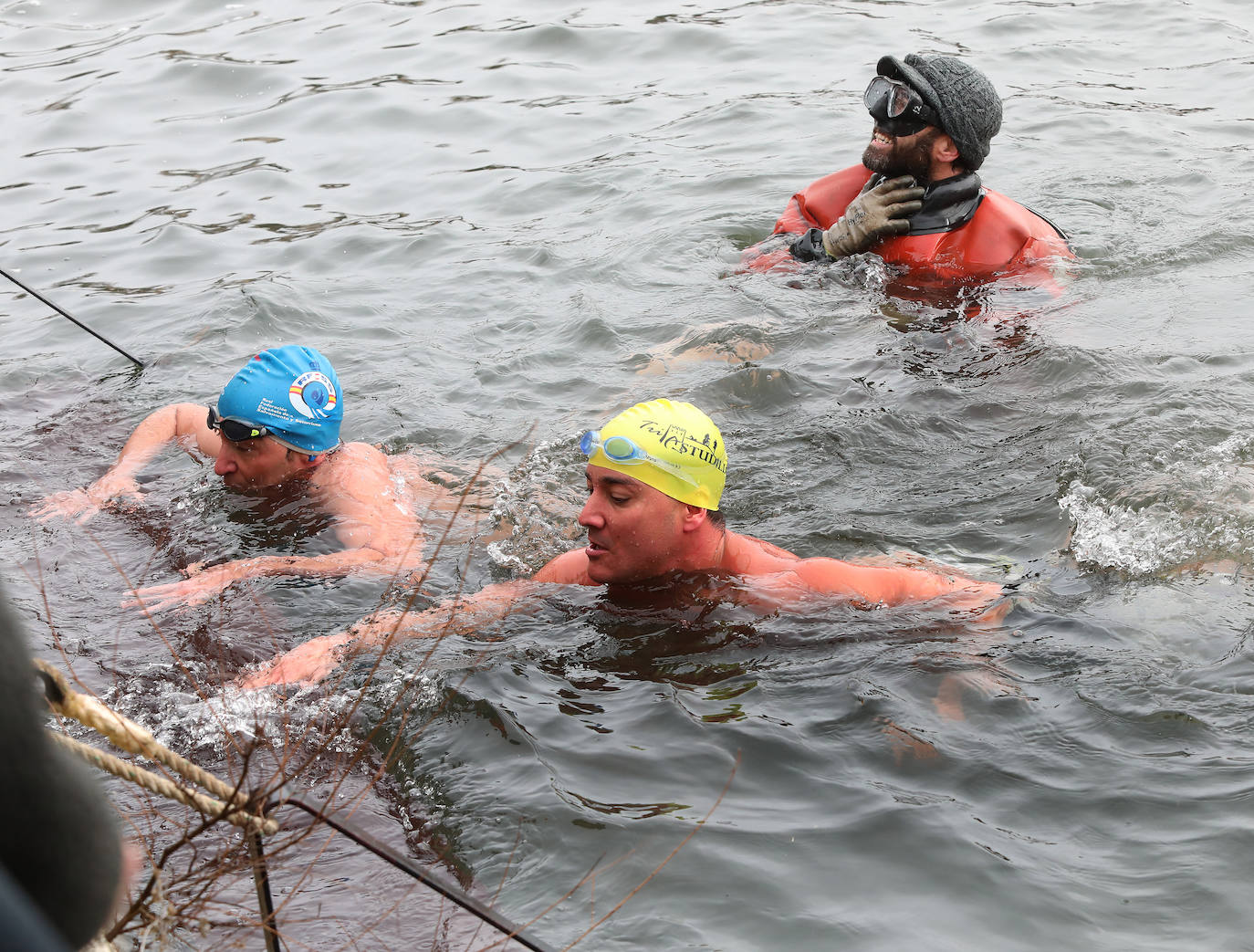 Fotos: Frío y solidario chapuzón por las asociaciones de personas con discapacidad