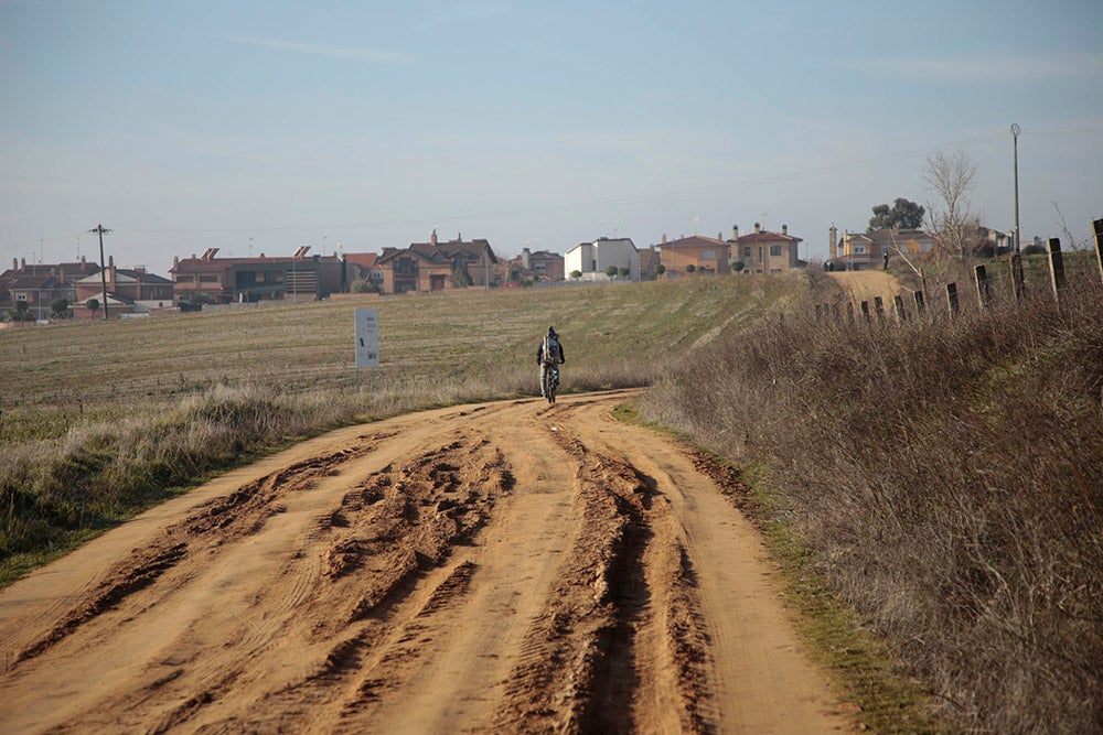 Soleada mañana en los caminos de Cabrerizos para la disputa de la tercera jornada de la Liga de Cross, que alcanza su ecuador al rojo vivo