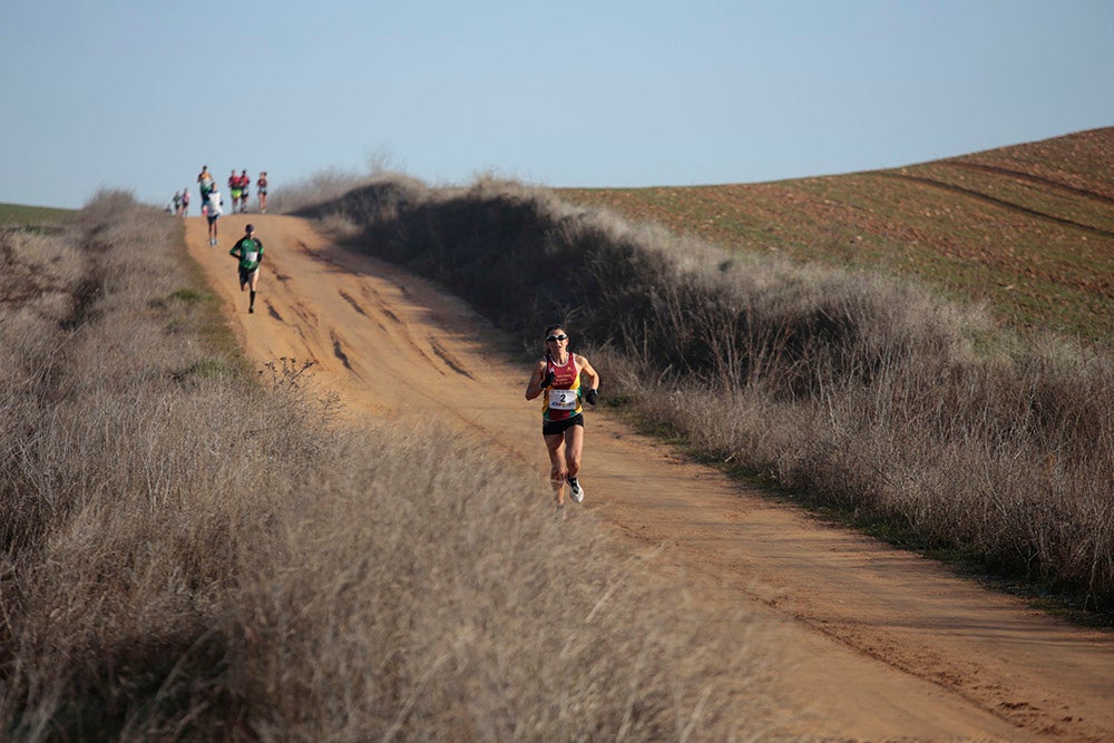 Soleada mañana en los caminos de Cabrerizos para la disputa de la tercera jornada de la Liga de Cross, que alcanza su ecuador al rojo vivo