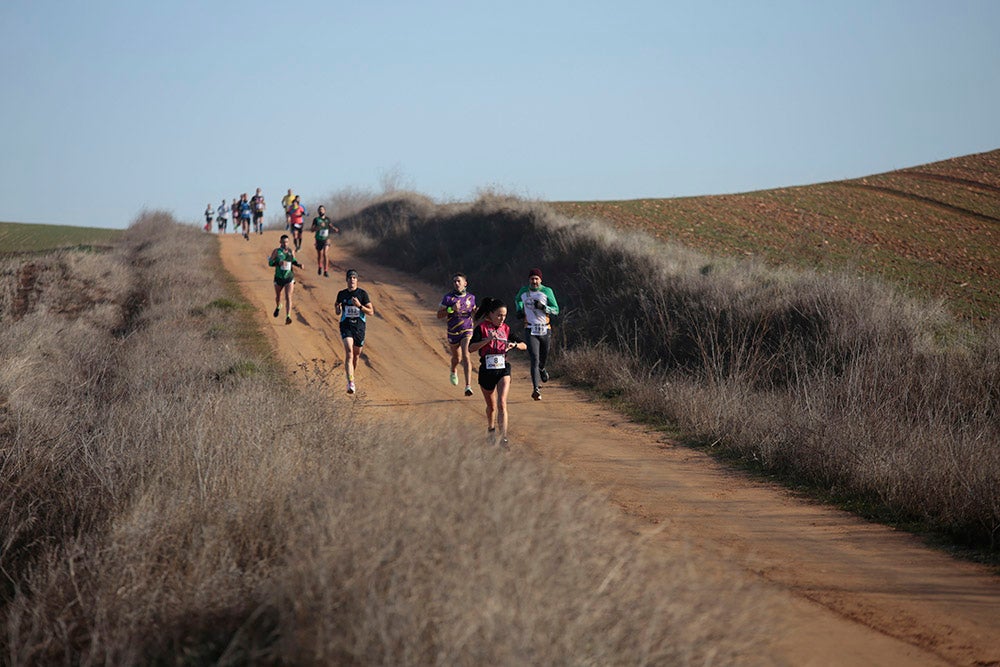 Soleada mañana en los caminos de Cabrerizos para la disputa de la tercera jornada de la Liga de Cross, que alcanza su ecuador al rojo vivo