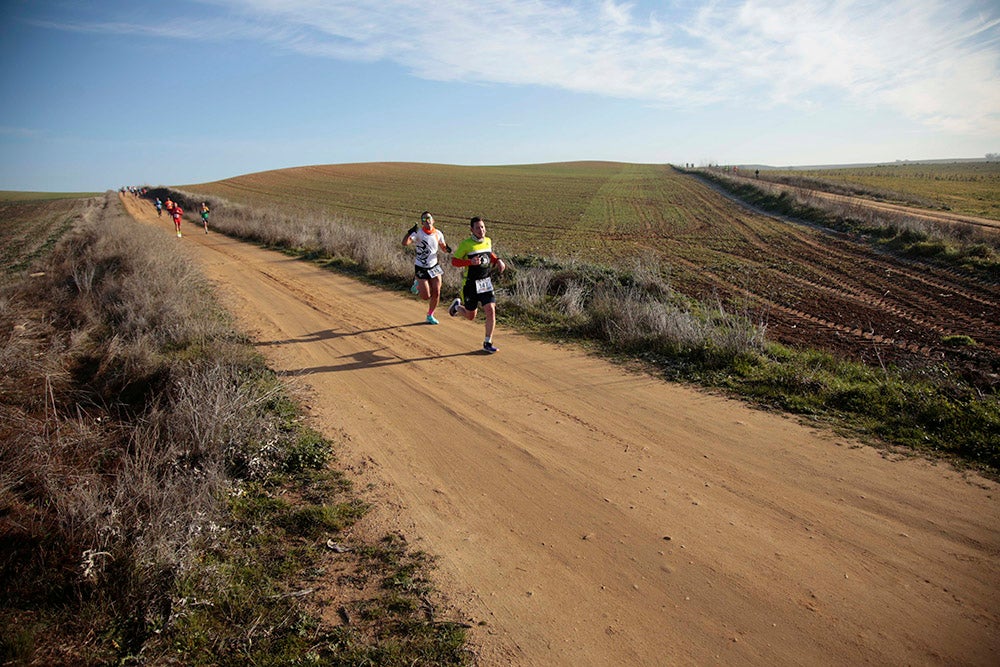 Soleada mañana en los caminos de Cabrerizos para la disputa de la tercera jornada de la Liga de Cross, que alcanza su ecuador al rojo vivo