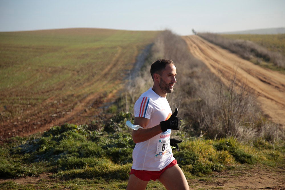 Soleada mañana en los caminos de Cabrerizos para la disputa de la tercera jornada de la Liga de Cross, que alcanza su ecuador al rojo vivo