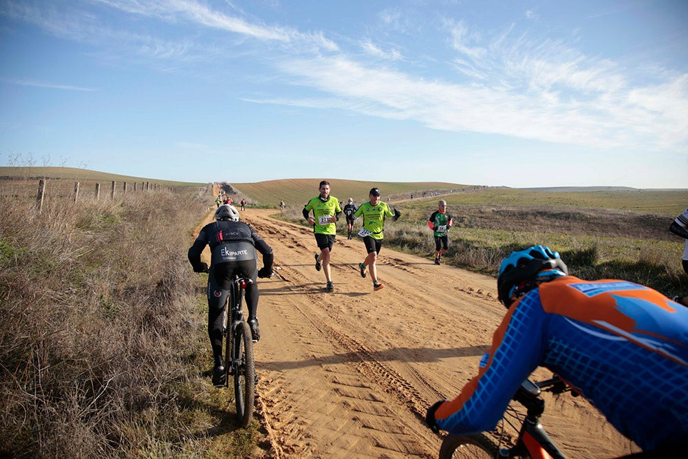 Soleada mañana en los caminos de Cabrerizos para la disputa de la tercera jornada de la Liga de Cross, que alcanza su ecuador al rojo vivo
