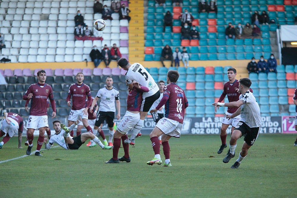 El Salamanca UDS cae con el Pontevedra y pasará las Navidades en puesto de descenso a Tercera RFEF (1-2)