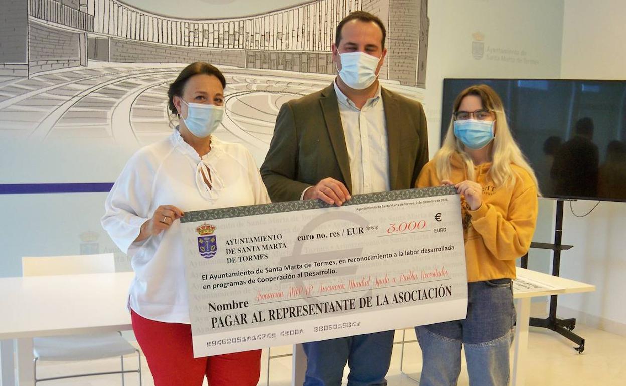 El cheque de 3.000 euros que irá destinado a AMAP. 