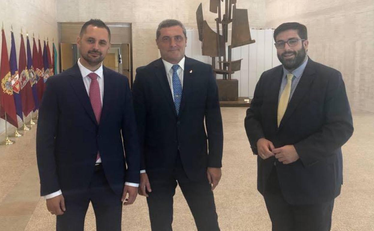 El presidente de Por Ávila, José Ramón Budiño (i), junto al procurador Pedro Pascual y el alcalde de Ávila, Jesús Manuel Sánchez Cabrera. 