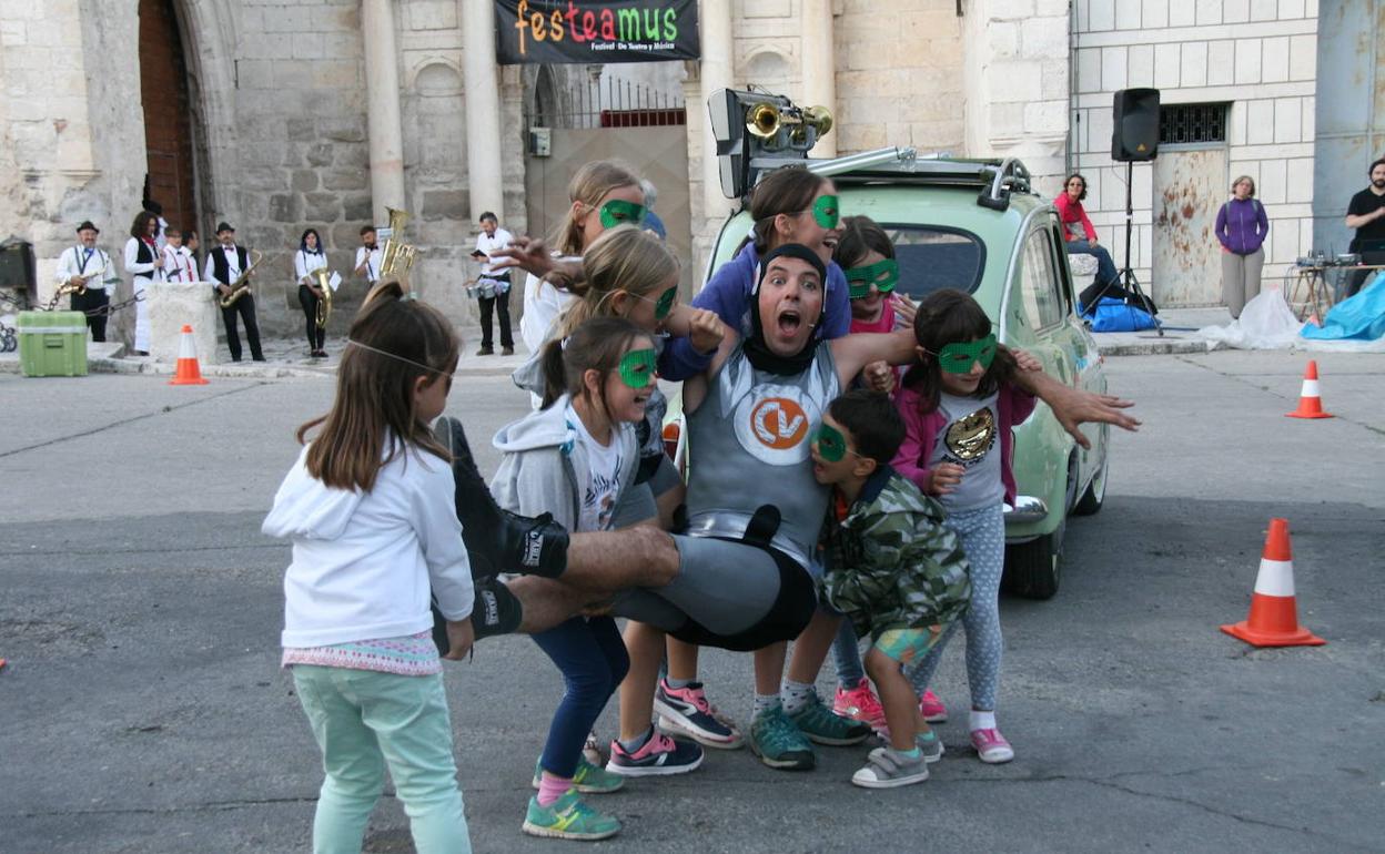 Javier Ariza, en una actuación anterior, es uno de los artistas que participa en la gala.