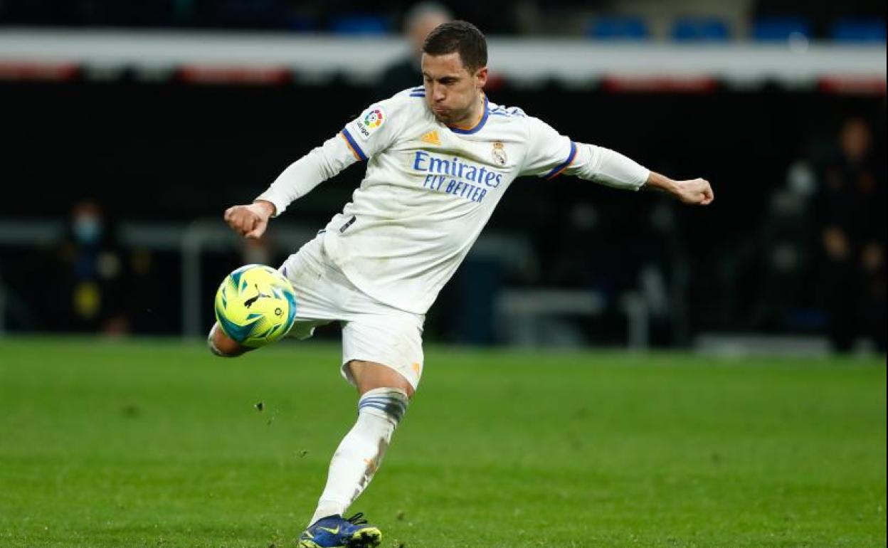 El madridista Eden Hazard dispara en el partido ante el Cádiz en el Bernabéu. 