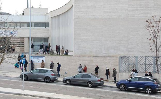 La falta de médicos y la covid colapsan la atención en los centros de salud de Valladolid