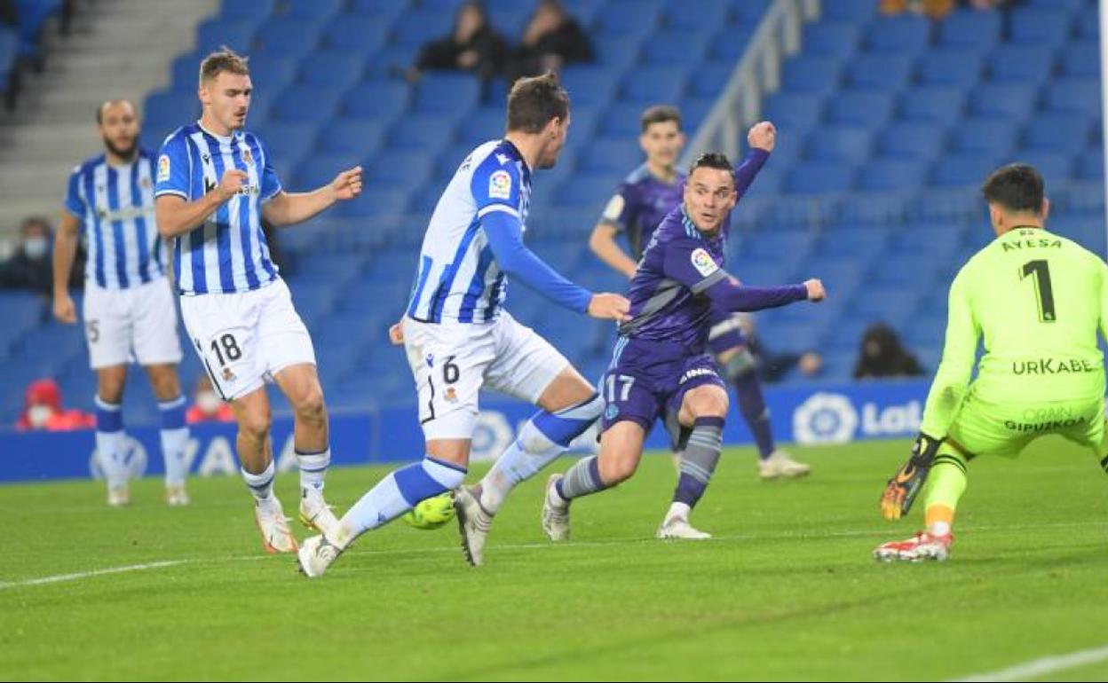 Roque Mesa ejecuta un pase dentro del área de la Real Sociedad B