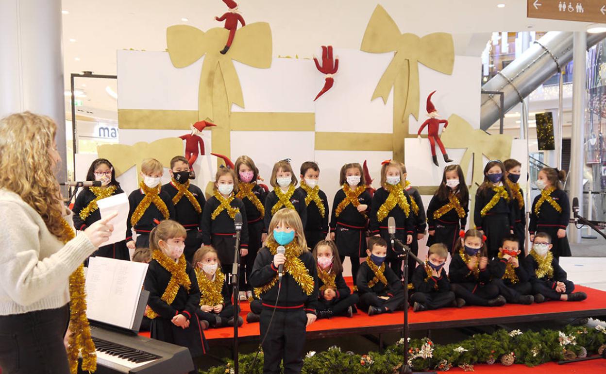 Actuación del grupo de 1º B del Colegio Esclavas del Sagrado Corazón. 