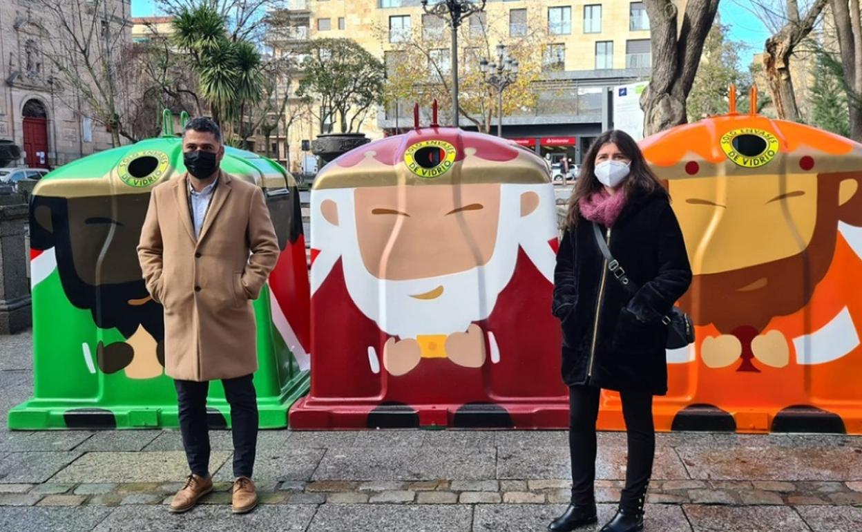 José Carlos Agustina, gerente de zona de Ecovidrio en Castilla y León acompañado de la concejala de Medio Ambiente, Miryam Rodríguez junto a los contenedores de vidrio en la Plaza de los Bandos de Salamanca.