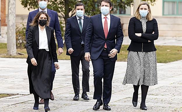Alfonso Fernández Mañueco, junto a cuatro de sus consejeros.