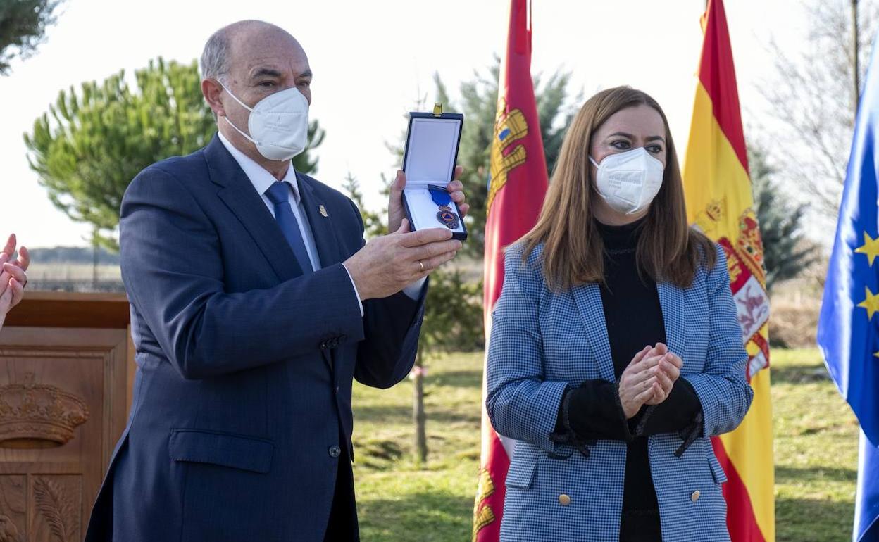 La delegada del Gobierno, Virginia Barcones, preside el acto de entrega de la medalla al mérito a la protección civil en su categoría de bronce y con distintivo azul al Ayuntamiento de La Fuente de San Esteban. Recoge la medalla el alcalde, Manuel Rufino García.