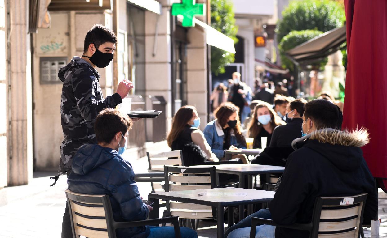 Jóvenes en una terraza en Valladolid. 