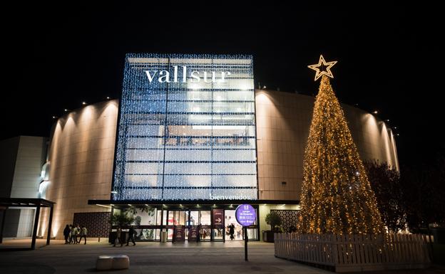 Exterior del centro comercial, decorado con luces y motivos navideños. 