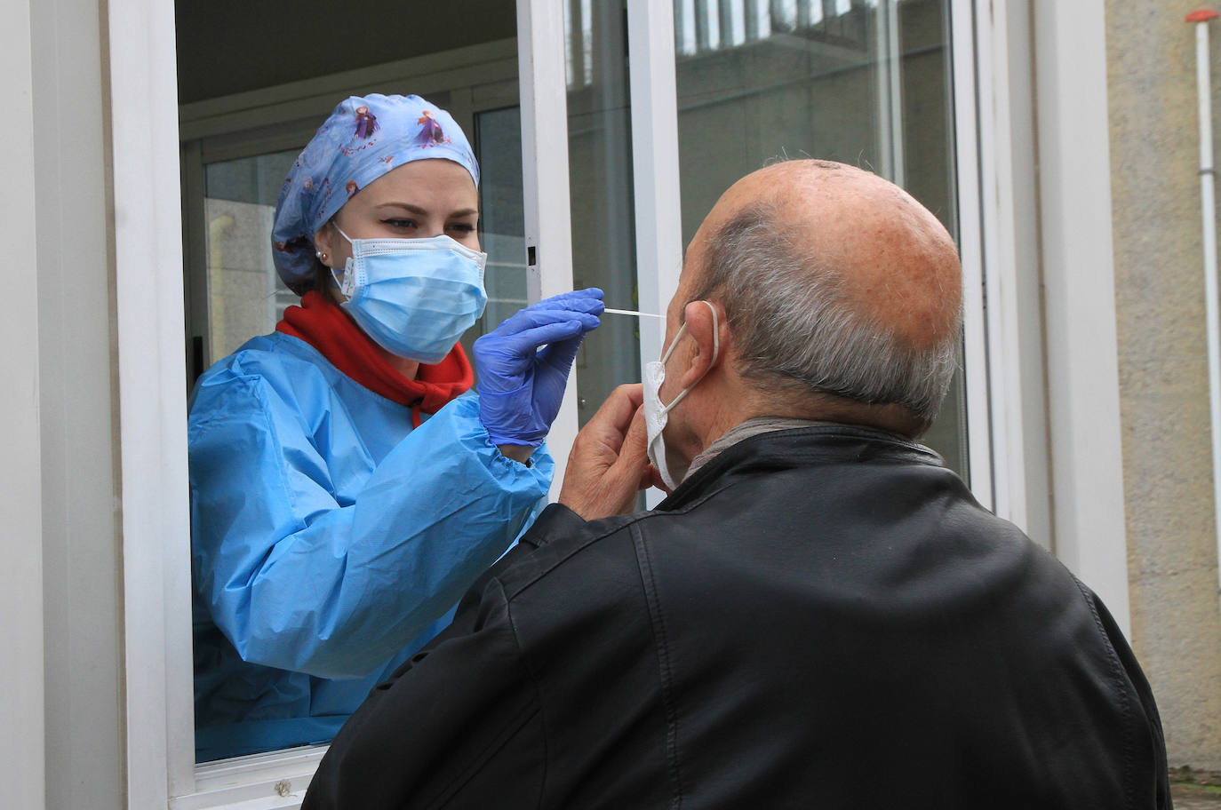 Toma de muestras para prueba PCR en el Hospital General de Segovia.