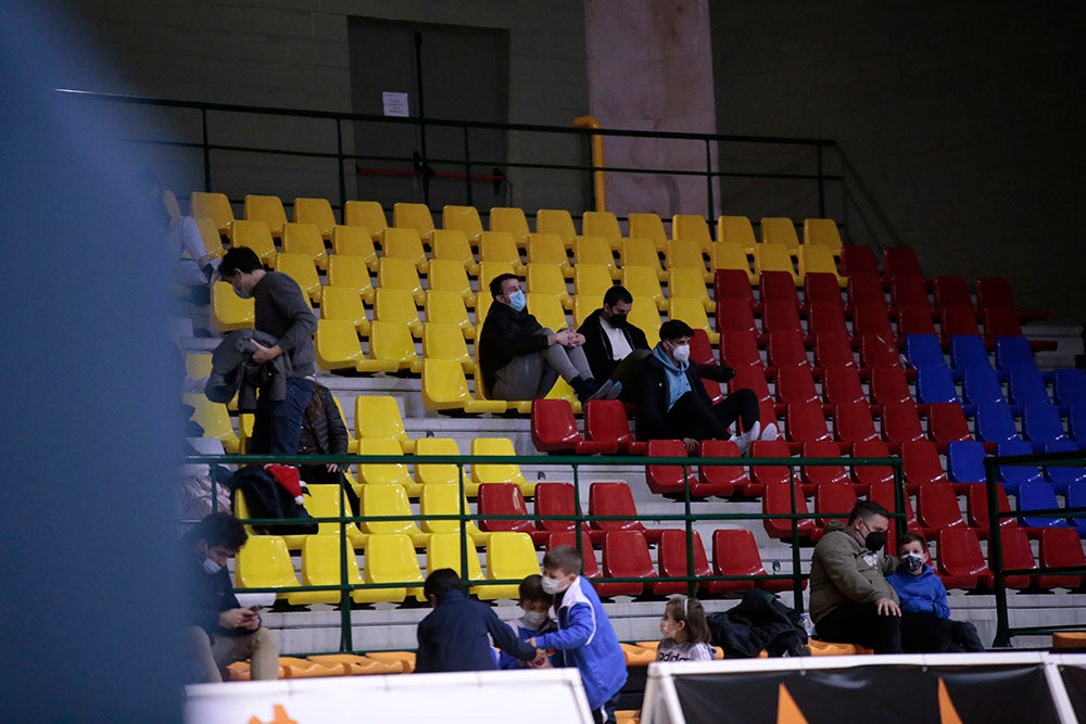 Un nervioso Aquimisa tira el partido en un pésimo último cuarto ante Cantabria (61-64)