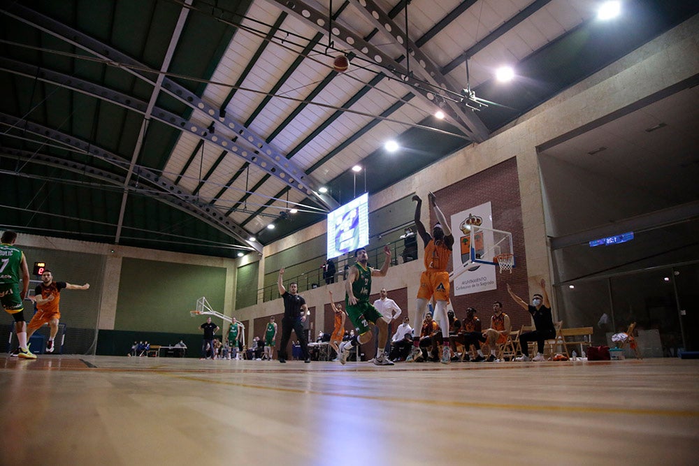 Un nervioso Aquimisa tira el partido en un pésimo último cuarto ante Cantabria (61-64)