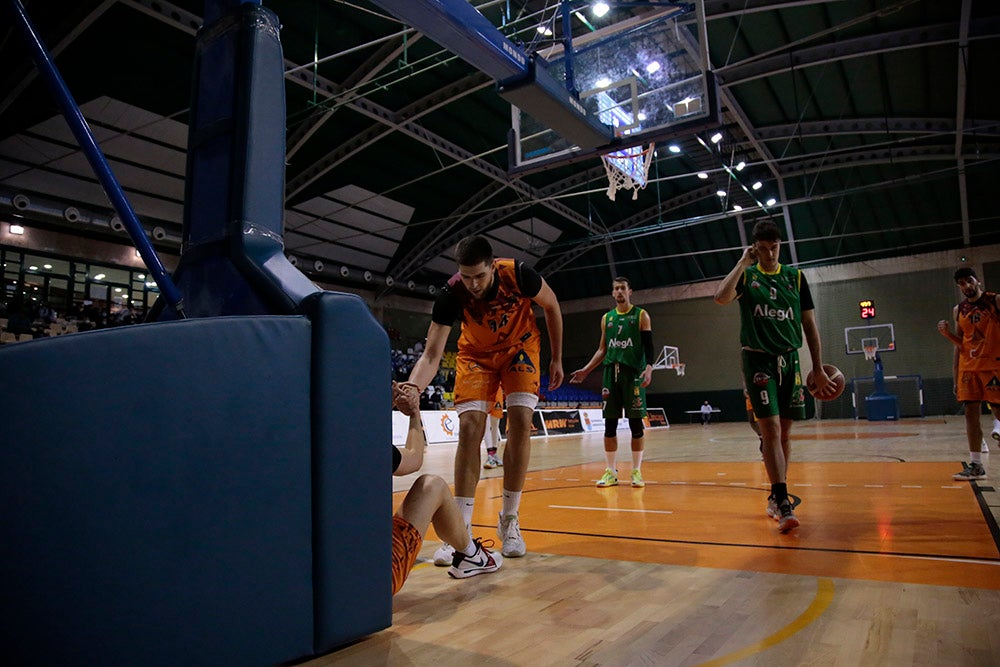Un nervioso Aquimisa tira el partido en un pésimo último cuarto ante Cantabria (61-64)