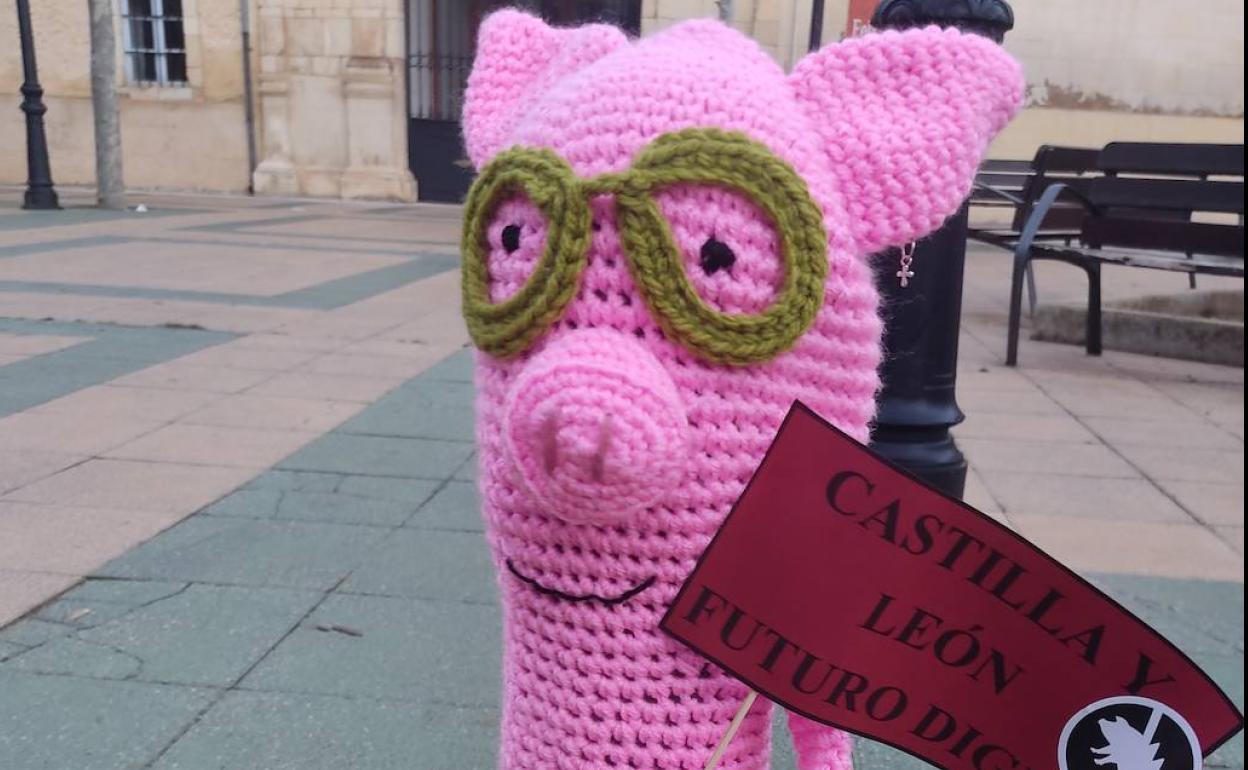 Cerdos de ganchillo en Herrera de Pisuerga como crítica a las macrogranjas