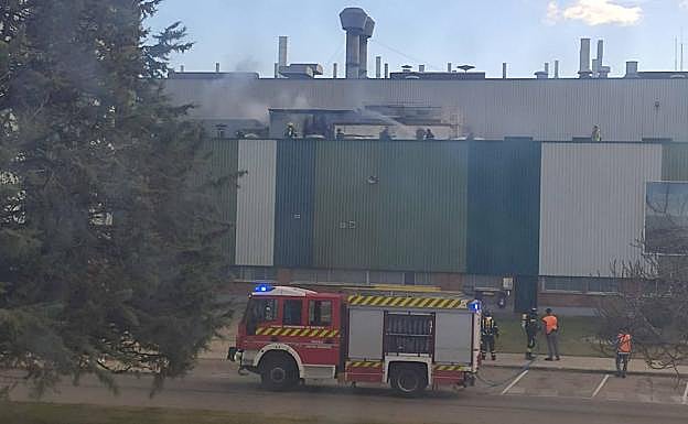 Bomberos en la factoría de Renault en Villamuriel. 